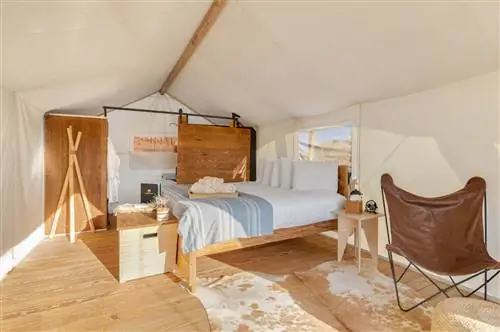 Палатка для глэмпинга Under Canvas в новом отеле в Брайс-Каньоне, штат Юта
