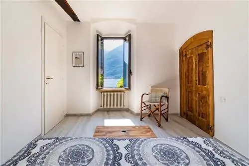 Вход Ca del Bif Airbnb с открытым окном, Airbnbs на озере Комо