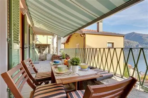 Квартира с видом на озеро Комо Airbnb обеденный стол на открытой террасе, озеро Комо airbnbs
