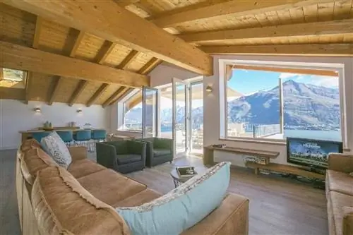 Пентхаус di Cremia Airbnb гостиная с диваном и стульями, озеро Комо airbnbs