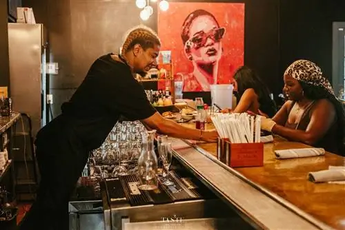 Taste Bar + Kitchen - это бизнес, принадлежащий чернокожим, в Хьюстоне, штат Техас.