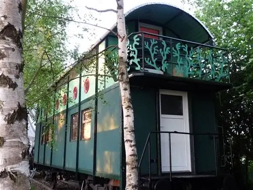 Внешний вид кабины зеленого поезда, превращенного в Airbnb
