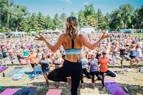 Женщина стоит перед толпой в оздоровительном центре Wanderlust в США