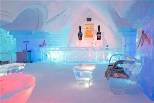 Ледяной бар у шахматной доски в Hôtel De Glace (но не пейте слишком много - туалетов в ледяных отелях нет!)