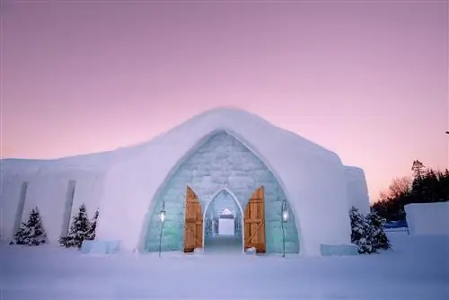 Закат возле ледяного отеля в Квебеке, Hôtel De Glace