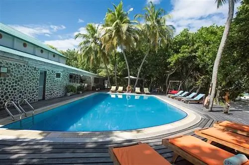 Бассейн и зона отдыха в Reethi Beach Resort на Мальдивах
