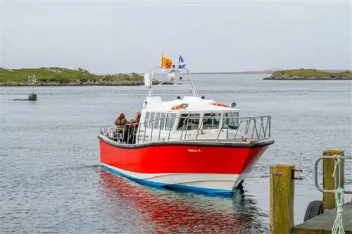 Mv Orca 11 отправляется из Левербурга (остров Харрис) в однодневную поездку в Сент-Килду