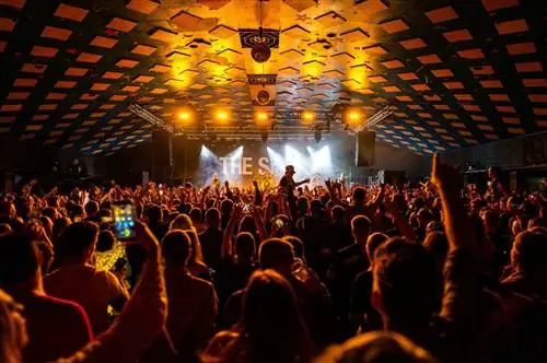 Barrowland Ballroom - это танцевальный и концертный зал в Глазго, Шотландия.