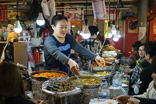 Рынок pojangmacha Gwangjang в Сеуле Рынок pojangmacha Gwangjang в Сеуле