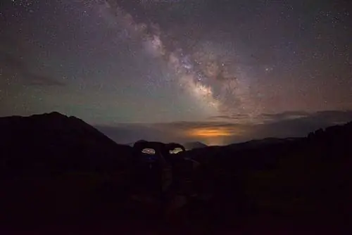Млечный Путь виден за силуэтами гор