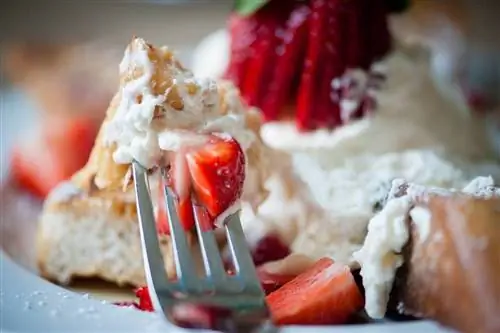 Французский тост Early Girl Eatery с клубникой и взбитыми сливками