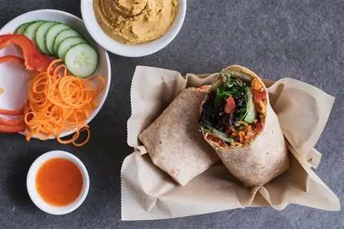 Обертка Ultra Coffeebar с овощами и хумусом на стороне, лучший завтрак в Эшвилле