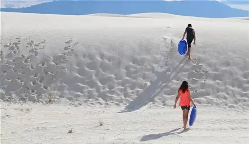 катание на санках по песку