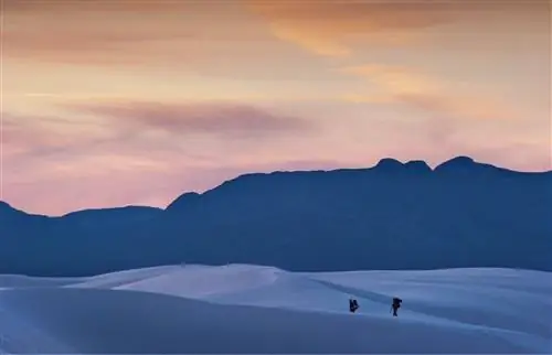 туристы идут в кемпинг