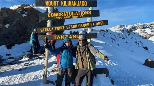 Люди на вершине горы Килиманджаро в Танзании, где люди говорят на суахили.