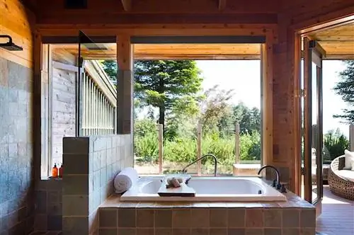 Ванная комната с деревянными акцентами в Alila Ventana Big Sur, Калифорния