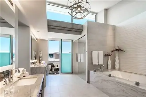 Большая ванна в современной ванной комнате в Mountain Shadows Resort Scottsdale