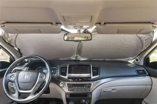 Автомобильный солнцезащитный козырек EcoNour - одна из многих вещей, которые вам понадобятся в поездке этим летом.