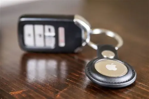 Брелок AirTag, прикрепленный к набору ключей. AirTags должны быть неотъемлемой частью любого набора частого путешественника