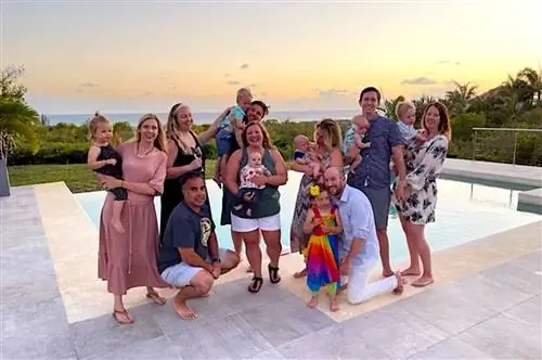 Группа людей с маленькими детьми на закате