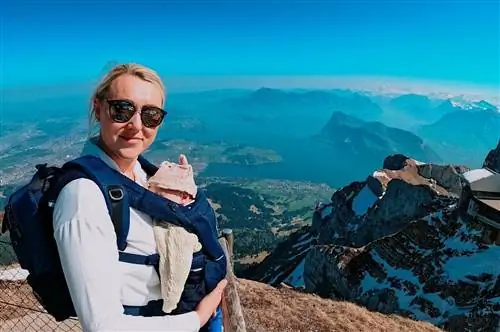 Блондинка в горах путешествует с ребенком