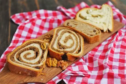 нарезанный сладкий рулет