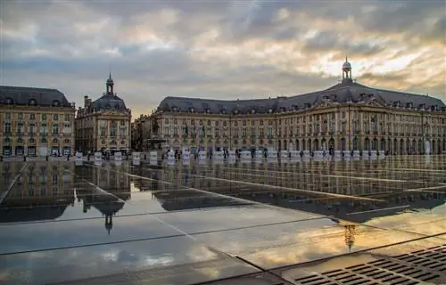 зеркальный пруд на велосипеде во франции бассейн