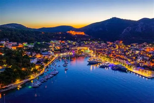 ночной вид на хорватский остров