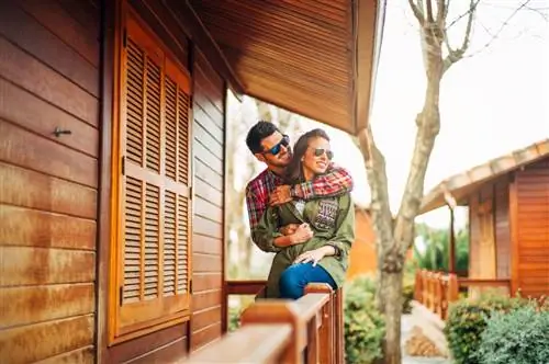 Пара обнимается в хижине на пляже