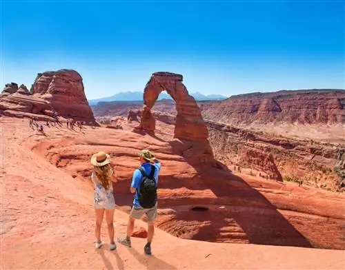 Два человека гуляют по аркам на беакации