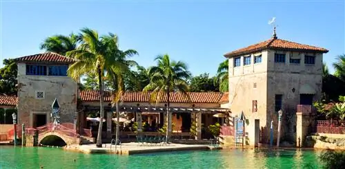 Venetian Pool) - исторический общественный бассейн в США, расположенный в Корал-Гейблс, штат Флорида. Завершенный в 1924 году, он был разработан Финеасом Пейстом вместе с Денманом Финком. Venetian Pool) - исторический общественный бассейн в США, расположенный в Корал-Гейблс, штат Флорида. Завершенный в 1924 году, он был разработан Финеасом Пейстом вместе с Денманом Финком.