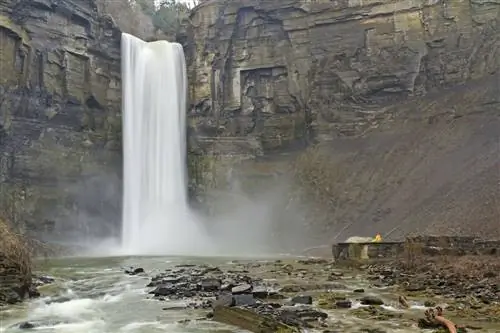 Озера Фингер, Нью-Йорк, Таугэннок Фолс с человеком в желтом плаще