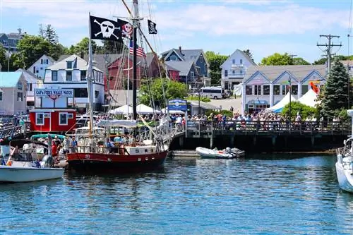 Сцена с фестиваля Windjammer Days в штате Мэн