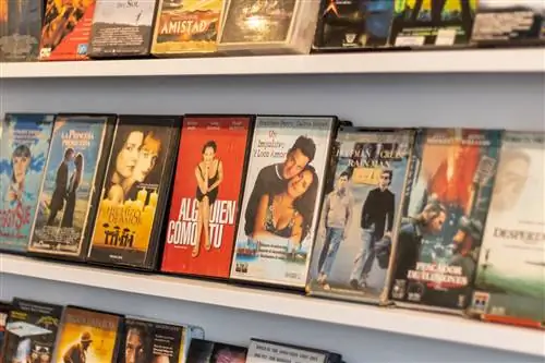 VHSCafe-интерьер-полка для фильмов