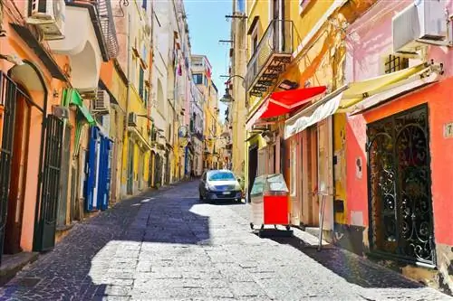 procida-italy-узкие улочки с автомобилем на заднем плане