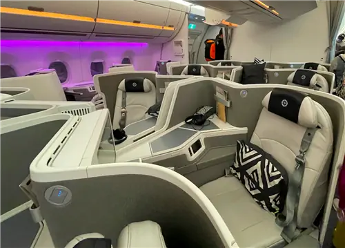 отпуск в кресле fiji Airlines с фиолетовыми огнями отпуск в кресле fiji Airlines с фиолетовыми огнями
