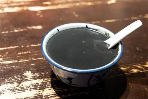 Тарелка супа из черного кунжута, популярного китайского десерта. Тарелка супа из черного кунжута, популярного китайского десерта.