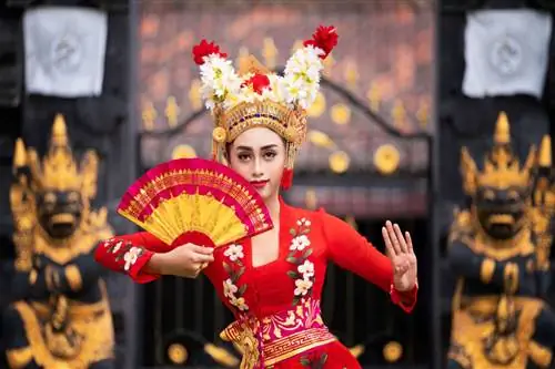 Плохой совет для путешествий - женщина танцует в культурном путешествии