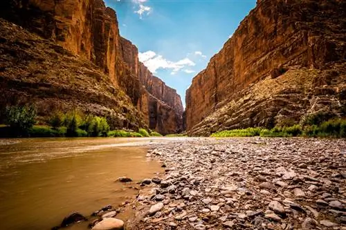 вид с земли на каньон санта-елена в национальном парке биг-бенд