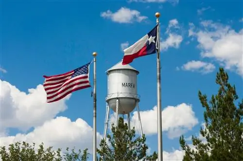 Водонапорная башня в Марфе - хороший город для посещения до или после поездки в национальный парк Биг-Бенд.