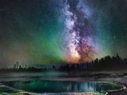 Ночное небо над Йеллоустоуном невероятно красиво