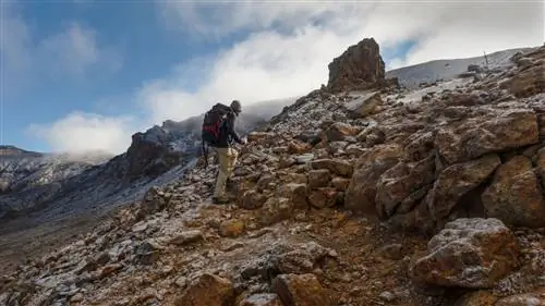 человек на условиях похода по осыпному полю