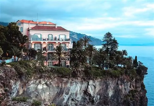 Этот ярко-розовый отель на тропическом европейском острове - буквально мечта