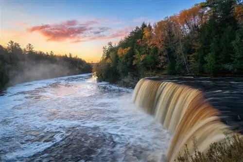 Государственный парк Tahquamenon Falls - одно из лучших осенних путешествий в США.
