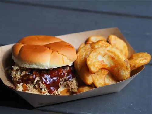 картонное блюдо с бутербродом с тушеной свининой