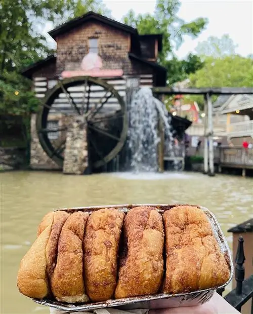 женщина держит контейнер с коричным хлебом