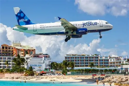 Самолет JetBlue пролетел над пляжем