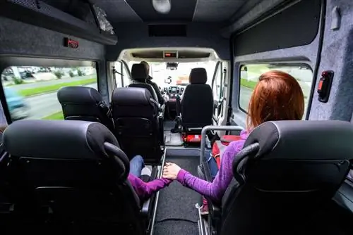 семья сидит в фургоне аэропорта