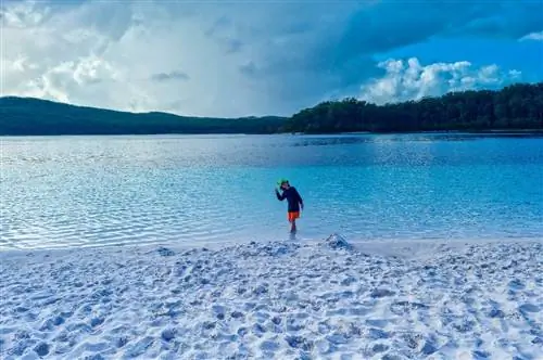 Молодой мальчик на пляже в Австралии путешествует с детьми