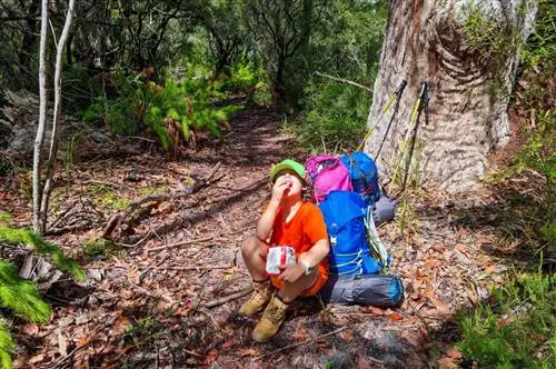 Мальчик с рюкзаком в ночном походе